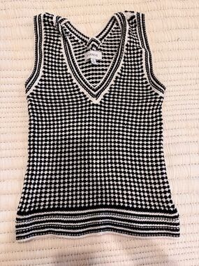 Evereve Black & White Houndstooth V-Neck Sweater Tank